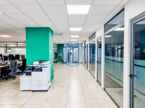 Central Corner Office To Let