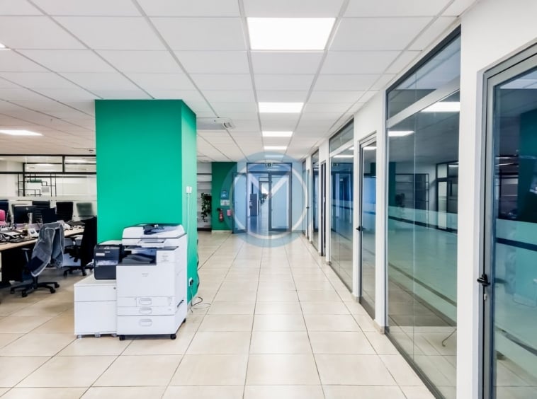 Central Corner Office To Let