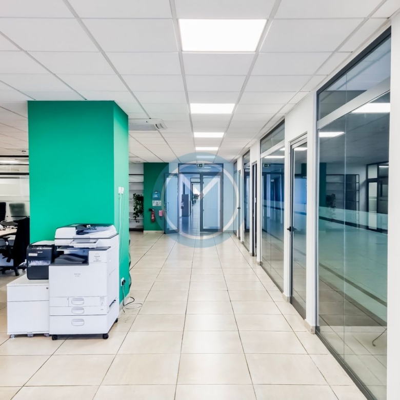 Central Corner Office To Let