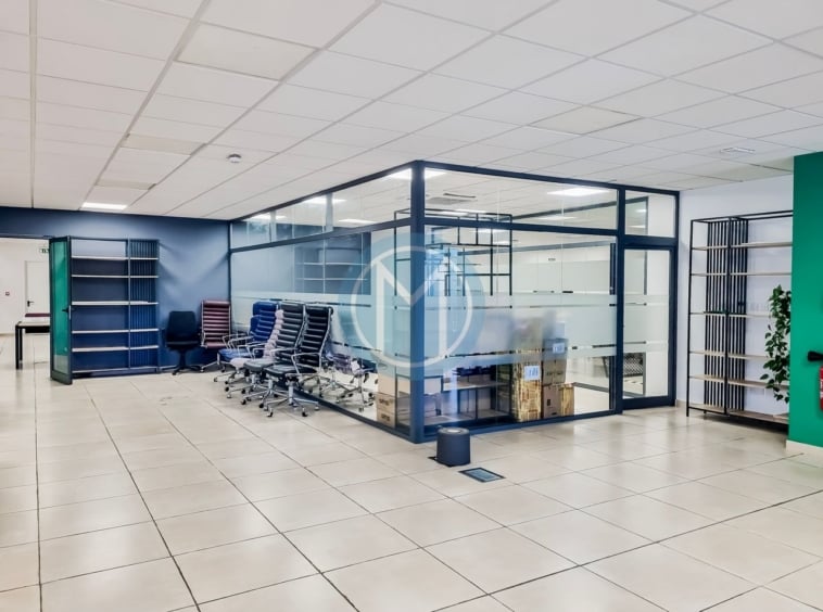 Central Corner Office To Let