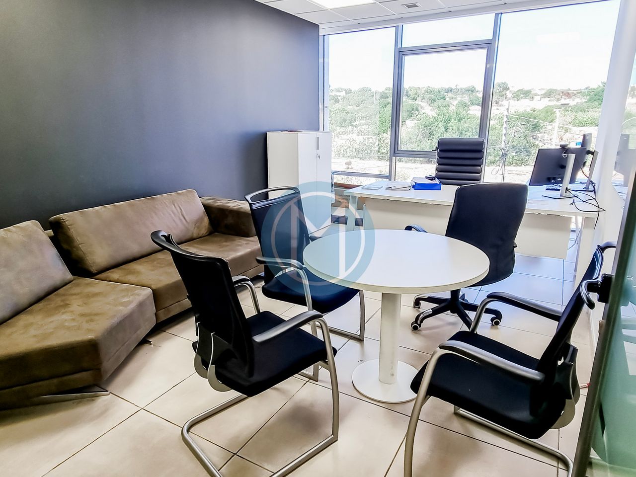 Central Corner Office To Let