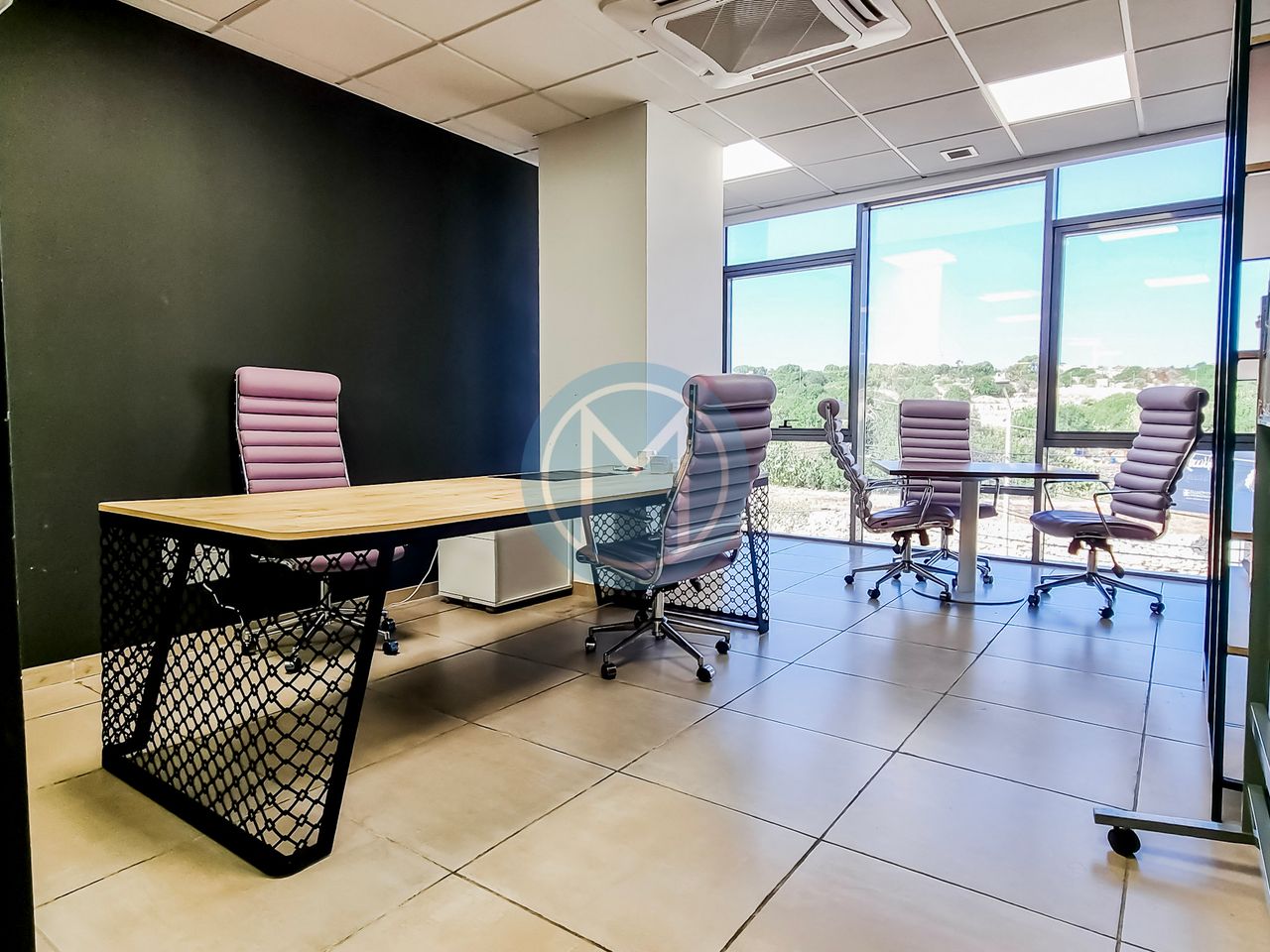 Central Corner Office To Let