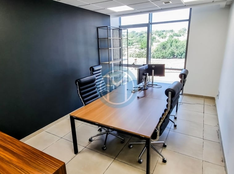 Central Corner Office To Let