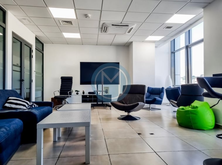 Central Corner Office To Let