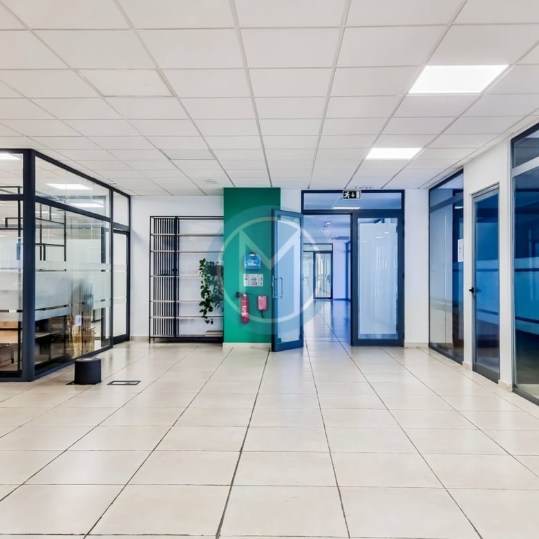 2000 SQM Office To Let