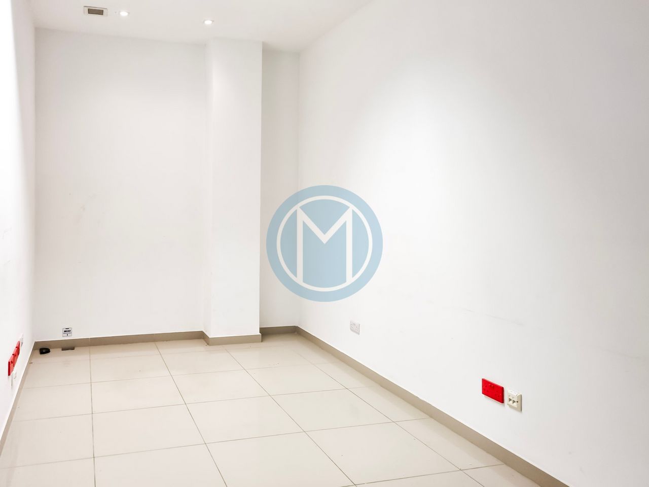 400 SQM Corner Office To Let