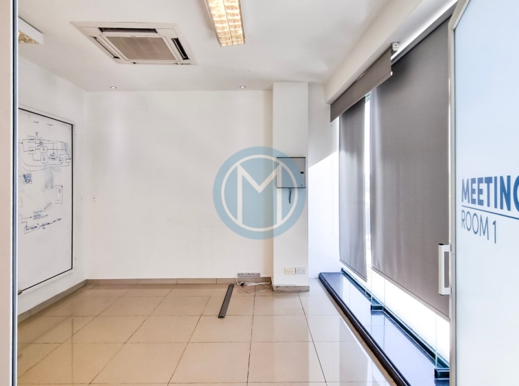 400 SQM Corner Office To Let